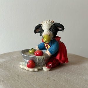 Mary’s Moo Moos Collectibles bobbing for apples figurine